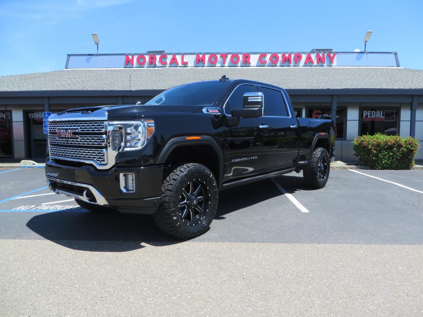 2022 BLACK /BLACK GMC Sierra 2500HD Denali Crew Cab 4WD (1GT49REY0NF) with an 6.6L V8 OHV 16 DIESEL engine, 6A transmission, located at 2630 Grass Valley Highway, Auburn, CA, 95603, (530) 508-5100, 38.937893, -121.095482 - Features a BDS 3" suspension system with Fox shocks, 20" Fuel Maverick wheels, and 35" Nitto Ridge Grappler tires. - Photo#0